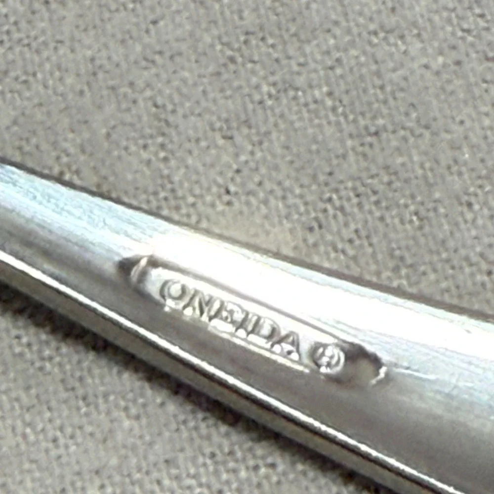 Oneida crest oval
